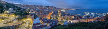 Napoli Körfezi Panoraması ve Vezüv Dağı alacakaranlıkta bulutlarda.