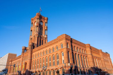 Güneşli bir günde Berlin 'in görkemli belediye binası, sözde Rote Rathaus.