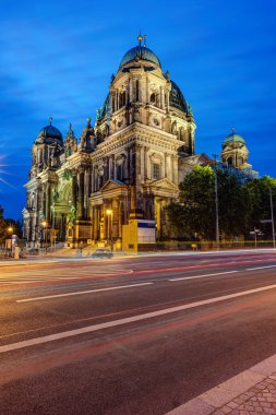 Gece vakti büyük bir yolu olan Berlin Katedrali.