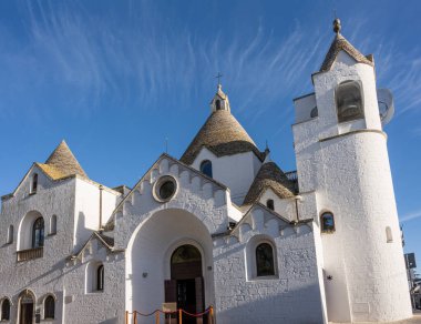 Güney İtalya, Puglia 'da Alberobello' daki Trulli Kilisesi.