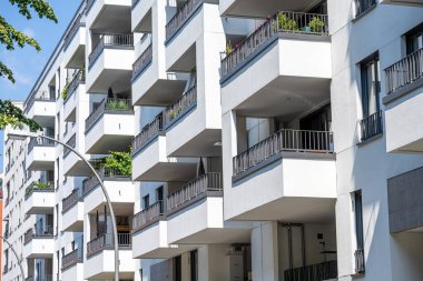 Berlin, Almanya 'da görülen beyaz, modern bir apartmanın cephesi