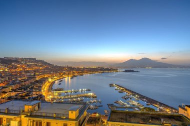 Napoli, İtalya 'da ünlü Vezüv Dağı ile gün doğumundan önce