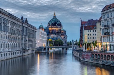 Nikolaiviertel, Spree nehri ve alacakaranlıkta Berlin Katedrali.