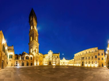 Lecce, İtalya 'daki inanılmaz Piazza del Duomo' da, mavi saatte hiç insan yok.