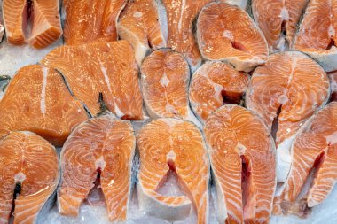 Bir markette satılık somon parçaları.
