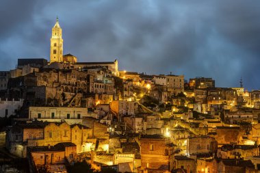 Matera 'nın eski kasabası. Hava kararmadan önce gökyüzü öngörülüyordu.