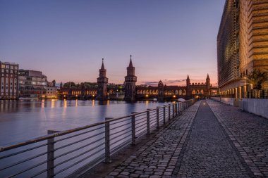 Oberbaumbruecke Nehri üzerinde Gün batımından sonra Berlin 'de Spree