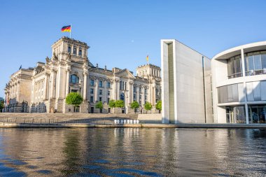 Tarihi Reichstag ve Berlin 'deki Spree nehrindeki modern hükümet binalarının bir kısmı.
