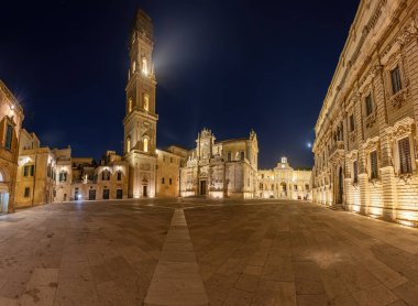 İtalya, Lecce 'deki güzel Piazza del Duomo' da, geceleri hiç insan yok.