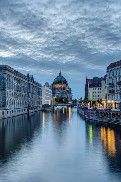Nikolaiviertel, Spree Nehri ve Berlin 'deki Katedral.