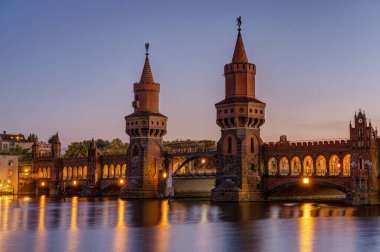 Güzel Oberbaumbruecke nehri üzerinde Berlin 'de akşam karanlığında