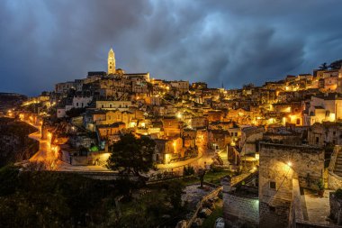 Matera 'nın eski kasabası, alacakaranlıkta, gökyüzü öngörülüydü.