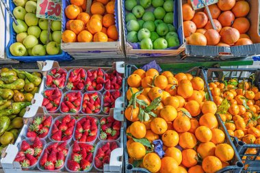 İtalya 'da bir markette renkli meyve sergisi