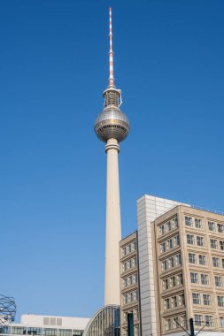 Mavi gökyüzünün önündeki ünlü Berlin TV Kulesi