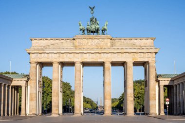 Güneşli bir sabahta Berlin 'deki Brandenburg Kapısı' nda hiç insan yok.