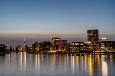 Berlin ve nehir geceleri Oberbaum Köprüsü ve ünlü Televizyon Kulesi ile dolup taşıyor.
