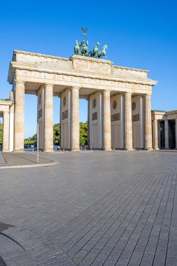 Berlin 'deki ünlü Brandenburg Kapısı' nda sabahın erken saatlerinde hiç kimse yoktu.