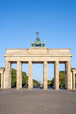 Berlin 'deki ünlü Brandenburg Kapısı' nda sabahın erken saatlerinde hiç kimse yoktu.