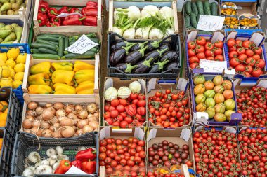 İtalya 'da bir markette görülen domates ve diğer sebzelerin renkli çeşitleri