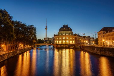 Alacakaranlıkta Berlin 'deki Bode Müzesi' nin arkasında ünlü TV kulesi var.