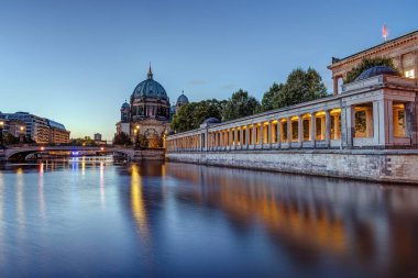 Berlin Katedrali ve nehir Şafakta Spree