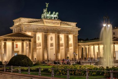 Berlin 'deki Brandenburg Kapısı' nda gece vakti fıskiyeyle aydınlandı.