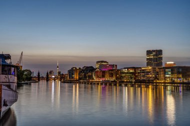 Berlin 'de Spree nehri. Alacakaranlıkta arkada ünlü TV kulesi var.