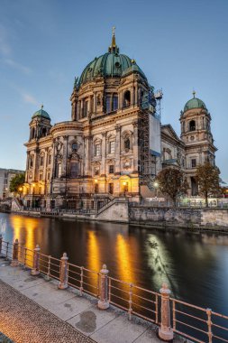 Şafak vakti Berlin Katedrali 'nin arkası ile birlikte akan nehir.