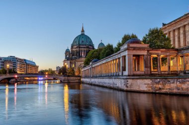 Berlin Katedrali ve Spree nehri ile birlikte güneş doğmadan Müze Adası.