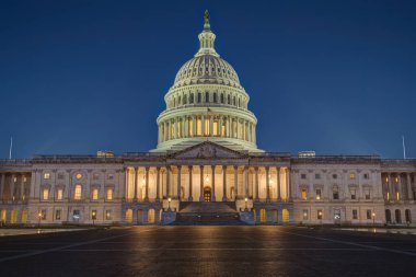Geceleyin Washington 'da aydınlatılmış Birleşik Devletler Kongre Binası
