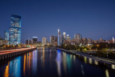Geceleri Schuylkill Nehri ile Philadelphia 'nın ufuk çizgisi