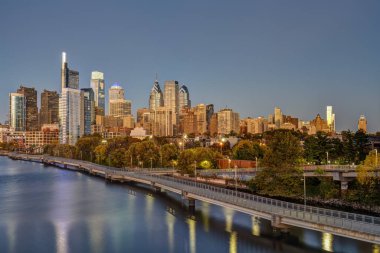 Alacakaranlıkta Schuylkill Nehri ile Philadelphia 'nın ufuk çizgisi