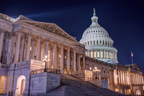 Знаменитый освещенный Капитолий США в Вашингтоне