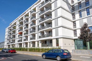 Berlin 'de beyaz, çoklu aile konut binası. Sokağa birkaç araba park etmiş.