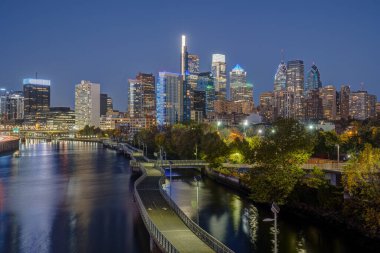 Geceleri Schuylkill Nehri ile Philadelphia, Pennsylvania 'nın ufuk çizgisi