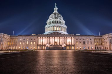 Washington 'daki Amerikan Kongre Binası gece aydınlandı.