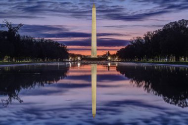Güneş doğmadan önceki ünlü Washington Anıtı ünlü yansıtma havuzuna yansıdı.