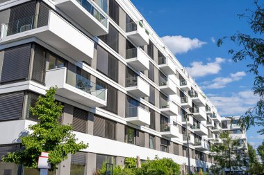 Berlin, Almanya 'da gri-beyaz çoklu aile evleri görüldü.