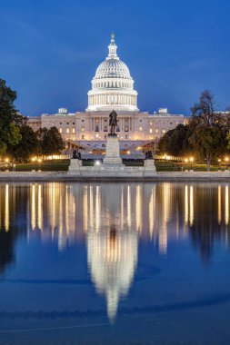 Washington DC 'de gece vakti ünlü yansıma havuzuyla aydınlatılan Birleşik Devletler Kongre Binası.