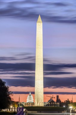 Washington Anıtı, güneş doğmadan önce. Arkasında Kongre Binası var.