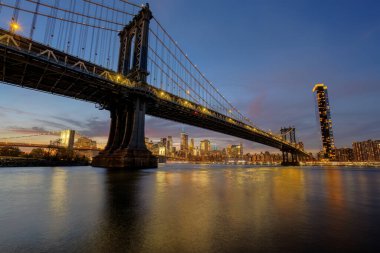 New York 'taki Manhattan Köprüsü. Arkasında Brooklyn Köprüsü var.