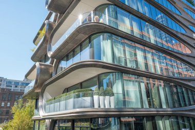 New York 'ta tabandan tavana pencereli modern apartman