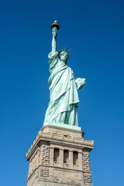 New York 'taki ünlü Özgürlük Heykeli mavi gökyüzünün önünde.