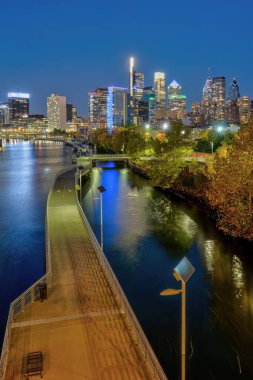 Geceleri Schuylkill Nehri ile Philadelphia şehir merkezinin ufuk çizgisi