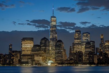 Manhattan 'ın ünlü silueti, New York' ta, alacakaranlıkta