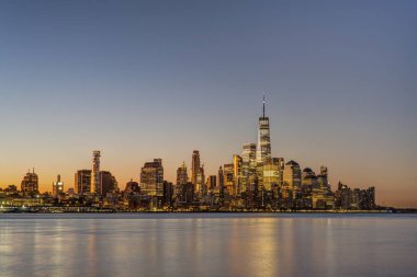 Manhattan şehir merkezinin ufuk çizgisi New York 'ta güneş doğmadan önce