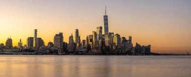 Manhattan şehir merkezinin ufuk çizgisi New York 'ta güneş doğmadan hemen önce.