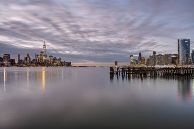 Hudson Nehri, Manhattan şehir merkezi ve Jersey City şafak vakti