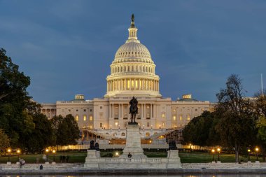 Washington DC 'de alacakaranlıkta aydınlatılan Birleşik Devletler Kongre Binası