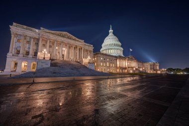 Washington D.C. 'deki aydınlatılmış Amerikan Kongre Binası.